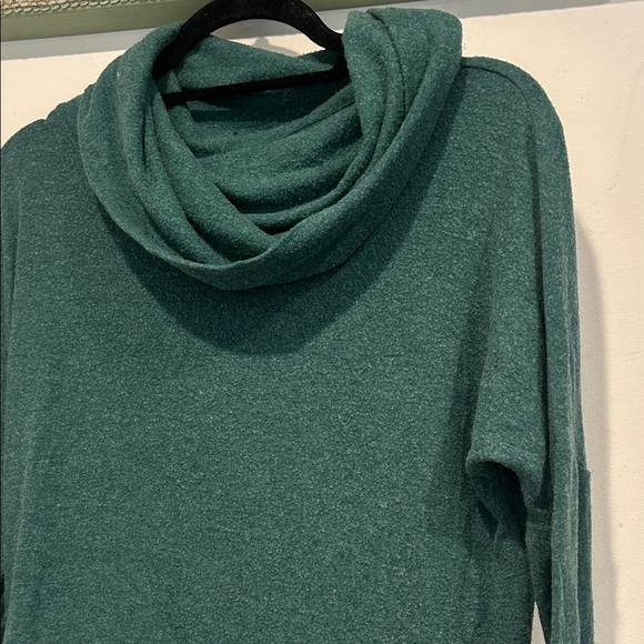 Chaser Women's Medium Green cowl neck open back Sweater pull on top - Picture 2 of 5